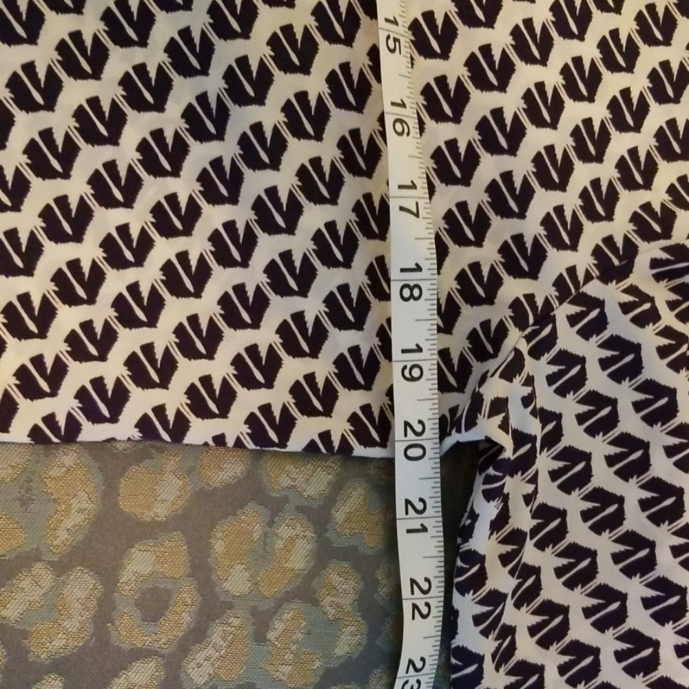 3/$50 Black and White Tunic - Picture 3 of 6